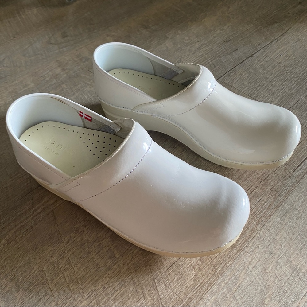 Sanita Pro. Patent Women’s Slip Resistant Clog in White Sz 9 (39 UE)